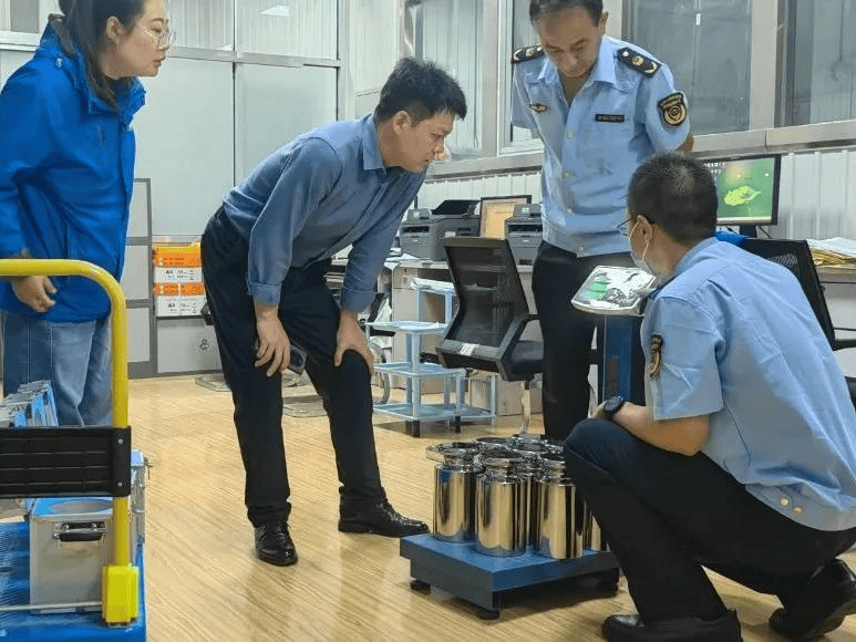 濱城區(qū)計(jì)量所開展電子秤      檢定服務(wù)工作:電子秤